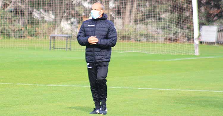 Sabas y su paseíllo final en la Ciudad Deportiva tras su último entrenamiento como técnico del Córdoba CF.Sabas y su paseíllo final en la Ciudad Deportiva tras su último entrenamiento como técnico del Córdoba CF.
