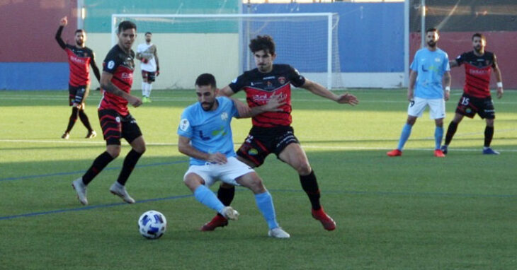 Una imagen del derbi entre Ciudad de Lucena y Salerm en Puente Genil. Foto: Ciudad de Lucena