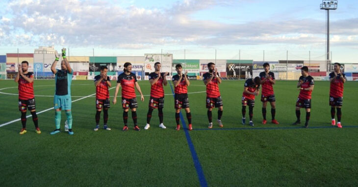 Los jugadores del Salerm aplaudiendo a su afición en el Polinario. Foto: Tino Navas / @SalermPG