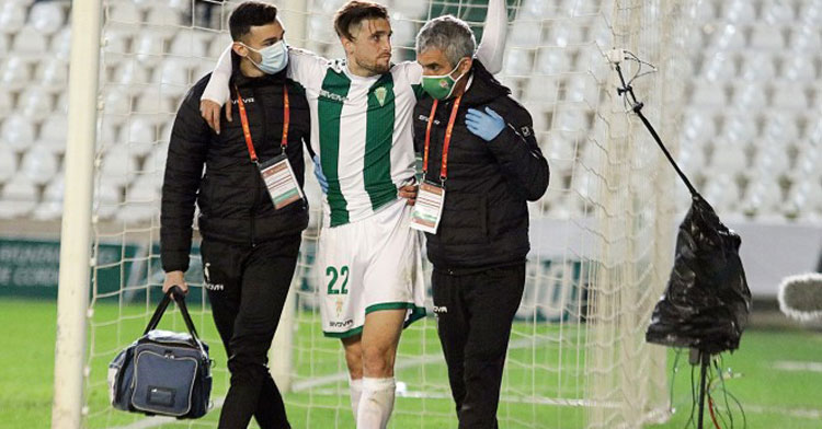 Samu Delgado se marcha lesionado en el partido del martes ante el Getafe. Foto: Charo Tobajas / CCF