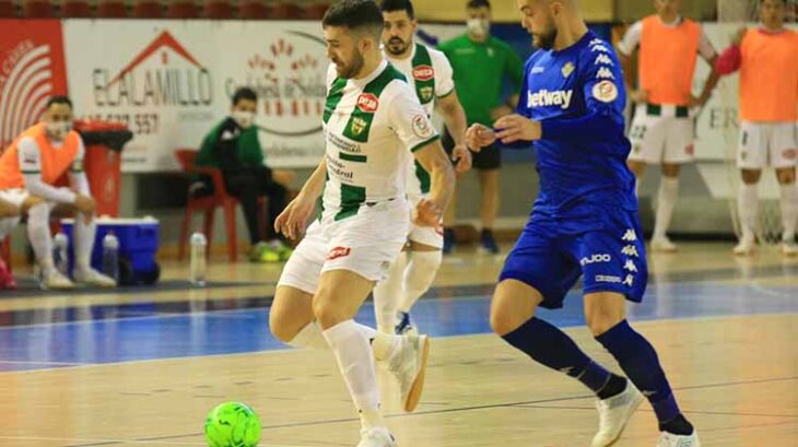 Alberto Saura protege el balón ante la llegada de un jugador Del Real Betis.