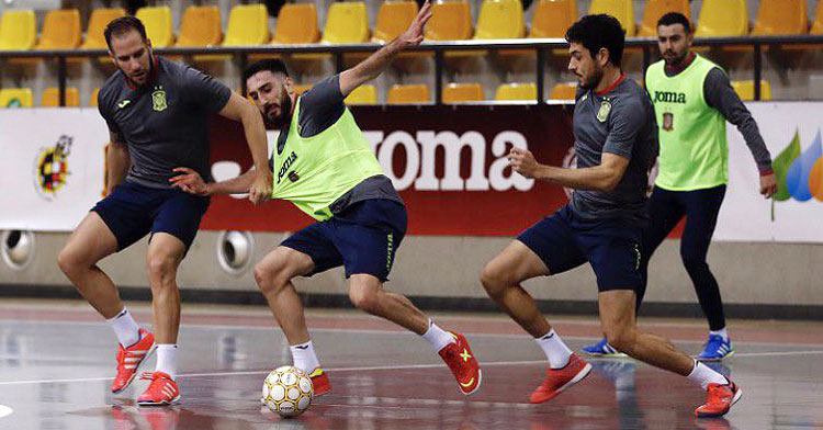 Solano, a la izquierda, en uno de los entrenamientos de la selección. Foto: @Sefutbol