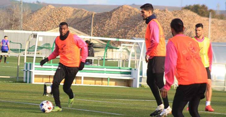 Djak Traoré circula con el balón ante Bernardo.
