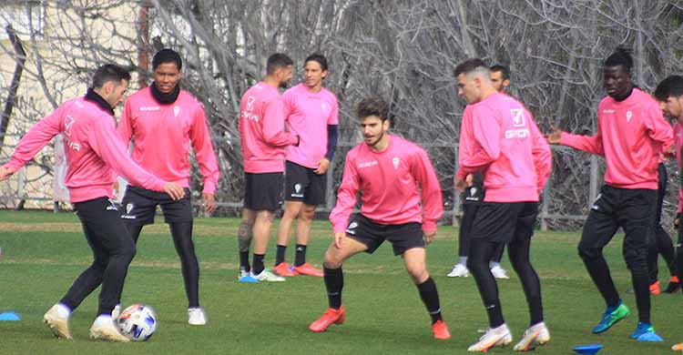 Carlos Valverde toca el balón en el rondo con Alberto Salido en el centro y Djetei a la derecha.