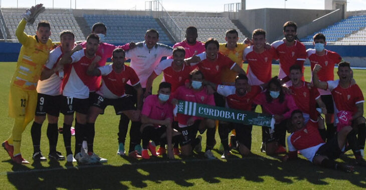 Los jugadores del Córdoba CF celebrando el triunfo en Lorca que les acerca al liderato.