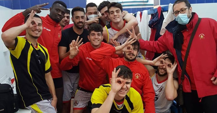 Los jugadores mineros, felices tras su victoria. Foto: CP Peñarroya