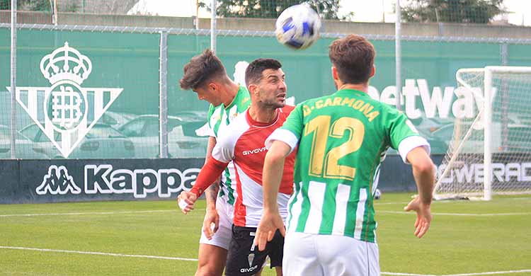 Willy peina el balón entre dos jugadores bélicos.