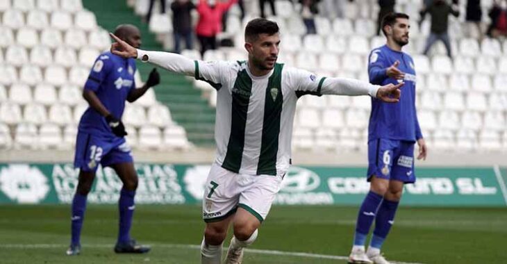 Willy celebrando su gol con dos jugadores del Getafe al fondo contrariados