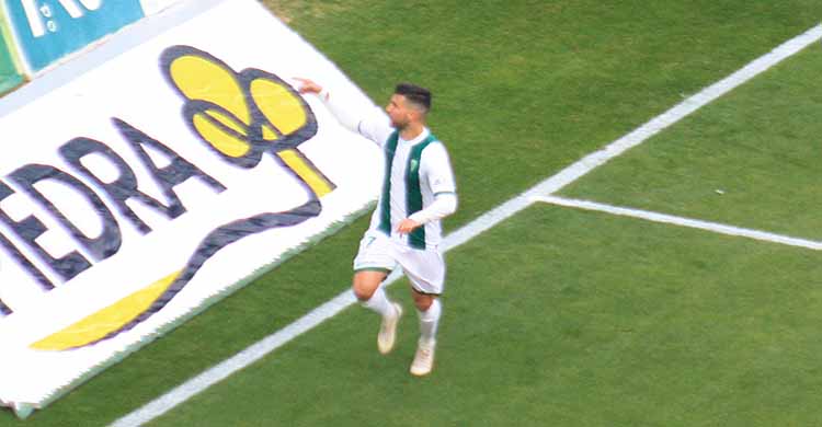 Willy dedicando su gol ante el Getafe a los aficionados de Fondo Norte.