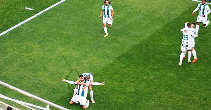Willy celebrando su golazo ante el Getafe y sus compañeros celebrándolo.