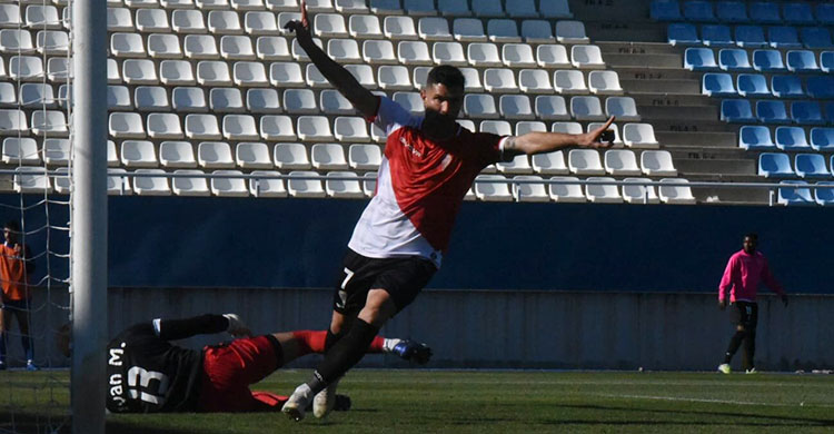Willy celebrando el gold de la victoria en Lorca ante el meta murciano.
