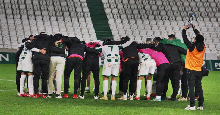 Alegría. Los jugadores del Córdoba CF volvieron a formar la piña inicial tras reencontrarse con el triunfo.