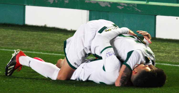 El abrazo de Luismi y Willy tras el 2-1 definitivo. Autor: Paco Jiménez