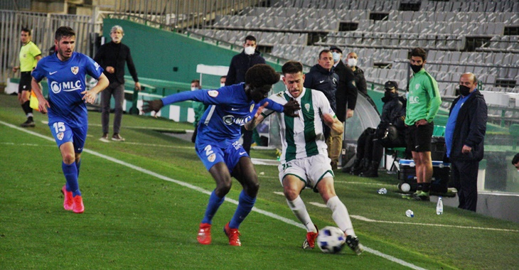 Nahuel Arroyo, autor de los goles en 2021, ante la mirada de Pablo Alfaro en el único Córdoba-Linares Deportivo oficial en la capital cordobesa. Autor: Paco Jiménez