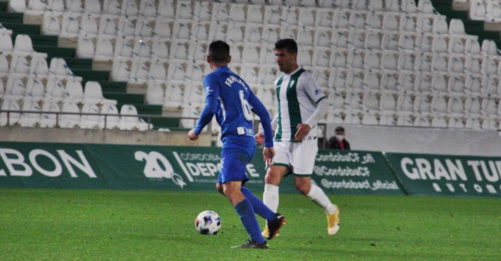 Willy controla el cuero ante un jugador del Linares.