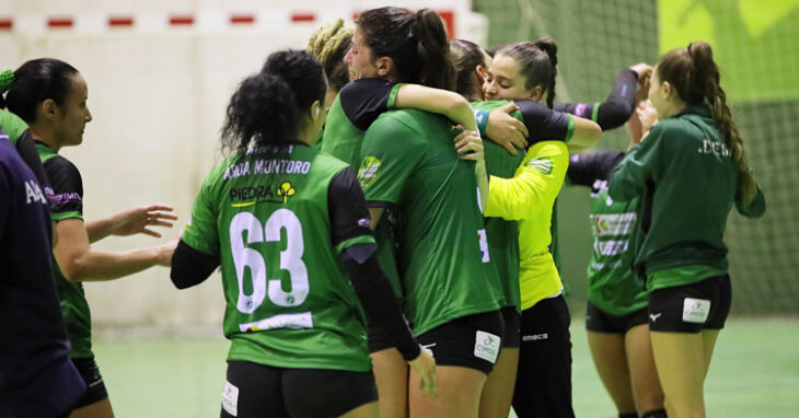 Las jugadoras de Adesal se animan durante un partido. Foto: Fran Pérez / Balonmano Adesal