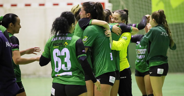 Las jugadoras de Adesal se animan durante un partido. Foto: Fran Pérez / Balonmano Adesal
