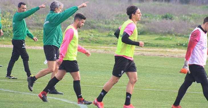 Pablo Alfaro y su segundo señalan el paso al frente que tendrá que dar el Córdoba en la Ciudad Deportiva del Sevilla a la que regresa Álex Robles.