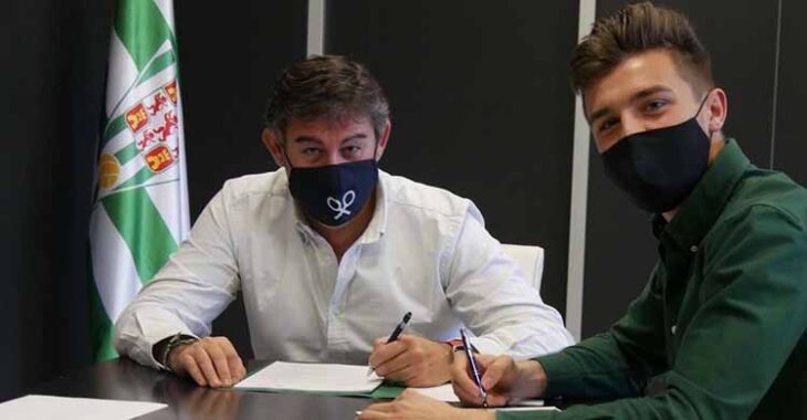 Alberto del Moral durante la firma de su nuevo contrato junto a Javier González Calvo.