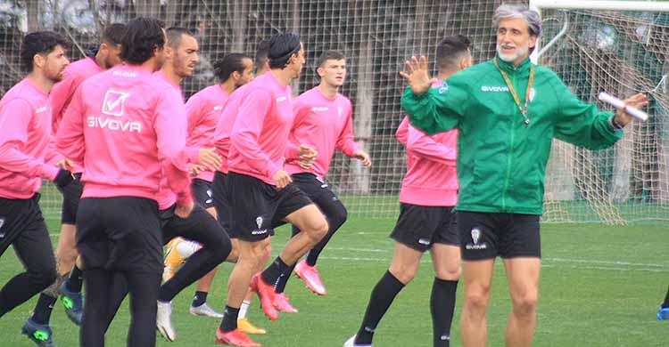 Pablo Alfaro cambiando impresiones esta mañana con Miguel de las Cuevas y el grupo al fondo.