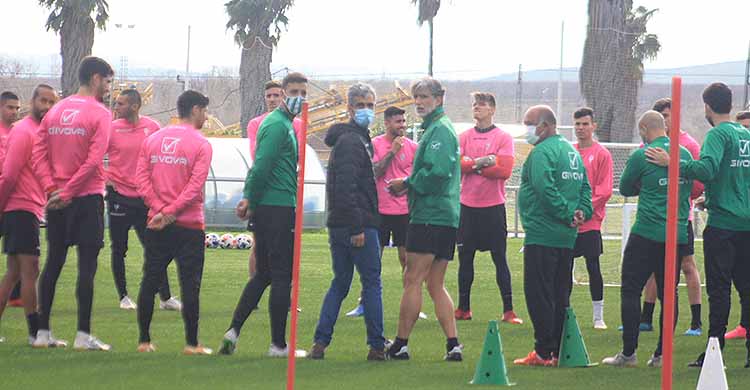 Pablo Alfaro reunido esta mañana con sus jugadores en la Ciudad Deportiva esperando la llegada de nuevos fichajes.
