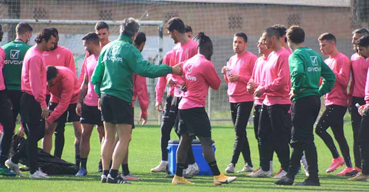 Pablo Alfaro esta mañana presentando a Sidibé a sus nuevos compañeros.