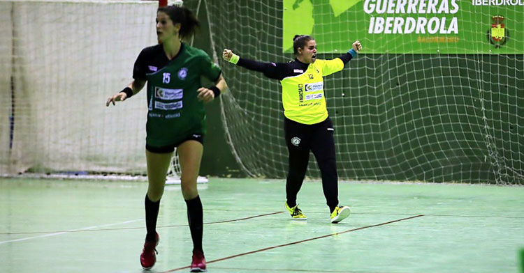 Amanda Valero celebrando una de sus paradas. Foto: Fran Pérez / Balonmano Adesal