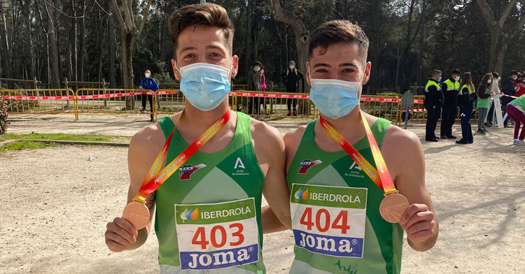 Los hemanos Puertas con sus medallas. Foto: Club Trotasierra