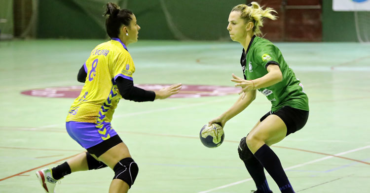 Armina Isic en su debut como verdinegra ante Rocasa. Foto: Fran Pérez / Balonmano Adesal