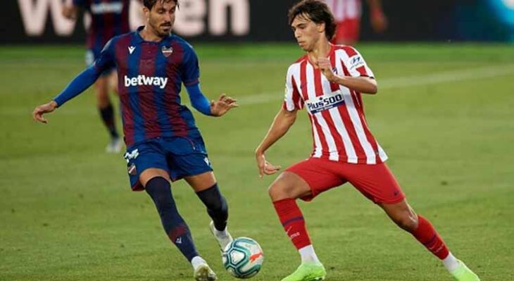 Joao Félix intenta superar a un jugador del Levante.
