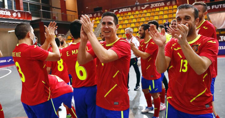 Bebé aplaude tras la victoria de España. Foto: @sefutbol