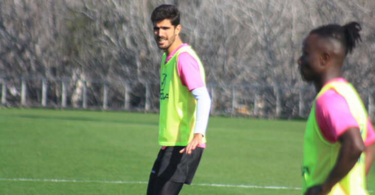 Bernardo Cruz en la Ciudad Deportiva con Sidibé en primer plano.