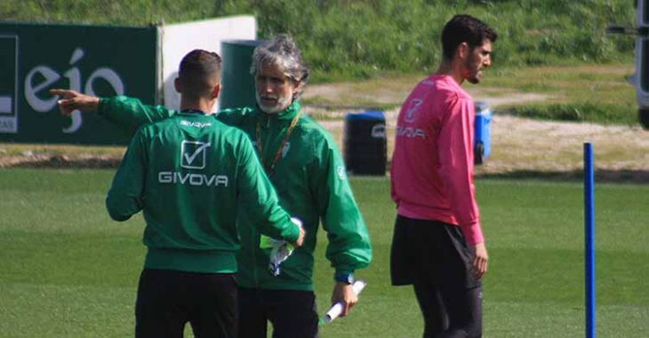 Bernardo retirándose del entreno tras departir con Pablo Alfaro.