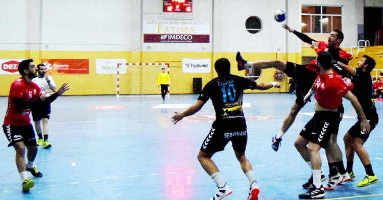 Requena intenta un pase hacia Esteban López ante la oposición de la defensa rival. Foto: Laclasi.es