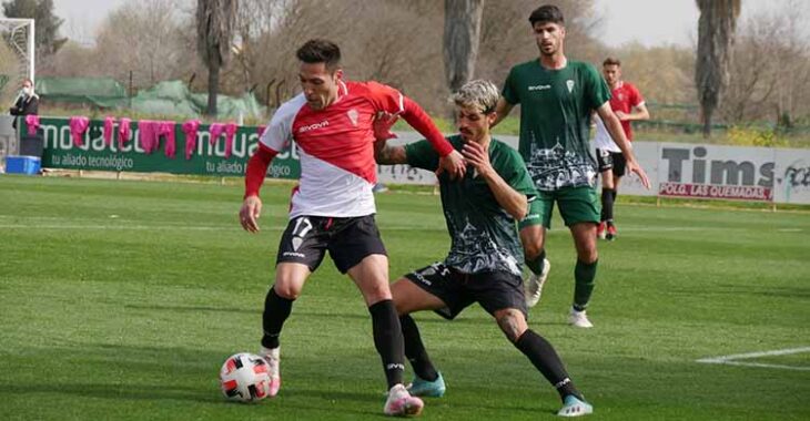 Carlos Valverde protege el balón ante la presión de Álex Meléndez.