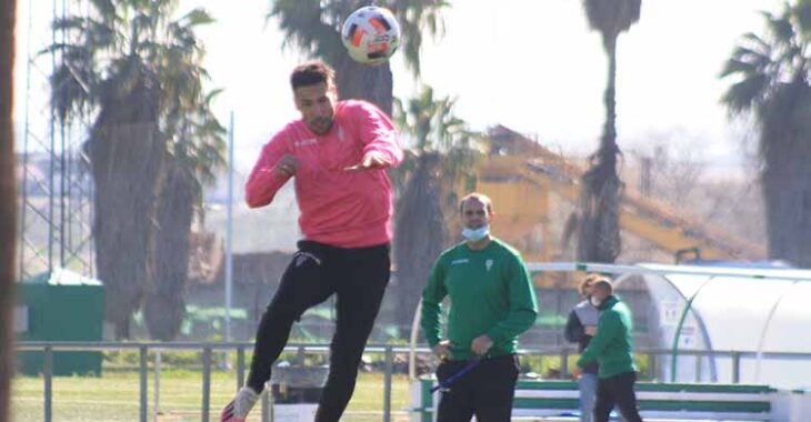 Carlos Valverde se eleva para cabecear un centro de Jesús Álvaro con Javi Poveda al fondo.