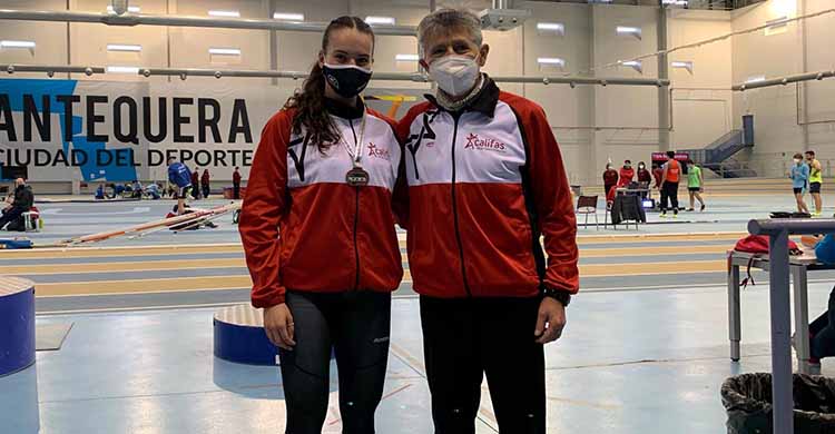 Felices. Carmen Avilés y su entrenador Antonio Bravo inmortalizando otra buena tarde en Antequera.