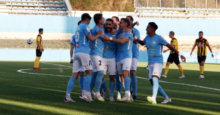 Los jugadores lucentinos celebran el tanto de Mario Ruiz nada más empezar el partido. Foto: Ciudad de Lucena