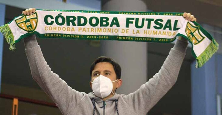 Un aficionado enarbolando la bufanda del Córdoba Patrimonio.