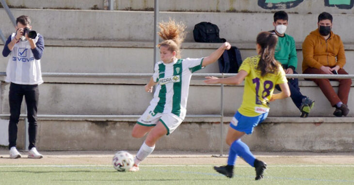 Cintia Hormigo centra en el partido contra el Juan Grande. Foto: Antonio Quintero