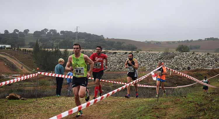 Varios atletas corriendo el I Cross de El Pinillo.
