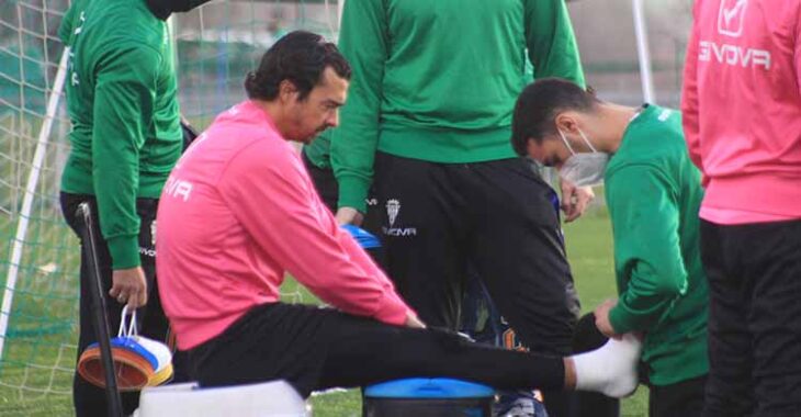 Miguel de las Cuevas atendido por un fisioterapia en el momento que le vendaba su maltrecho tobillo.