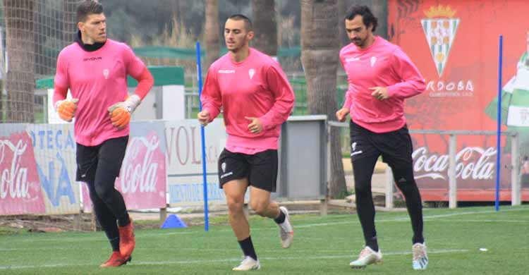 Miguel de las Cuevas corriendo junto a Moutinho e Isaac Becerra.