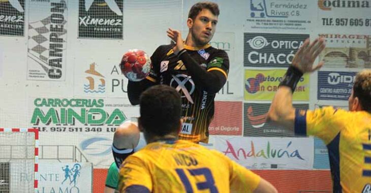 David Estepa elevándose ante la defensa del Villa de Aranda.David Estepa elevándose ante la defensa del Villa de Aranda.