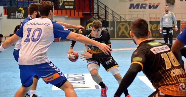 David Estepa busca la penetración en la defensa del Granollers.