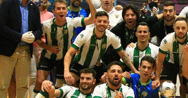 David Leal posando feliz tras ganar la Copa de Andalucía con el Córdoba Patrimonio de la Humanidad en Baena