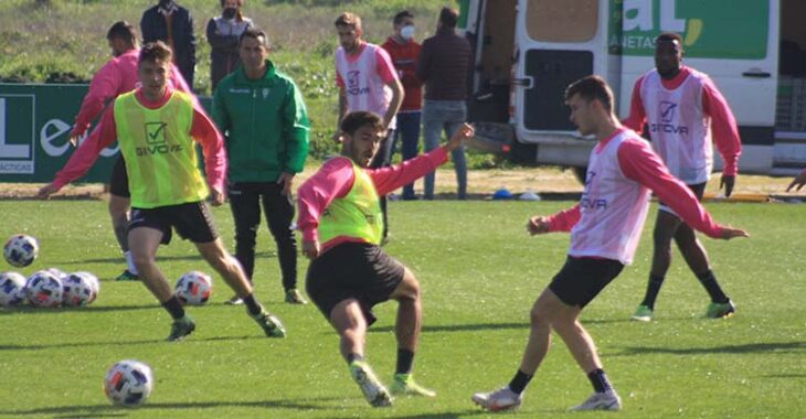Diego Domínguez intenta recuperar el balón de tacón ante Berto Espeso.