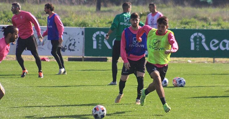 Diego Domínguez busca el balón con Javi Flores al fondo.