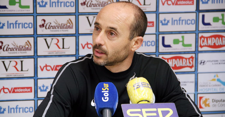 Dimas Carrasco en su rueda de prensa de hoy sábado. Foto: Ciudad de Lucena