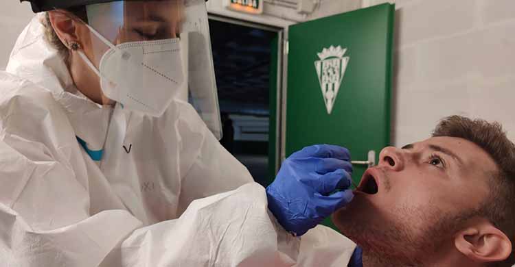 Auxi Ignacio realizando esta mañana el test de antígenos a Berto Espeso.